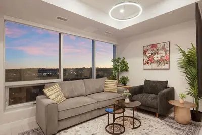 Image de Brand New Suite| King Bed| 65” Tv| Gym| Kensington