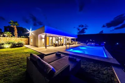 Image de Modern Ground-Level Retreat (2 Self-Contained Suites) - Private Pool & Fabulous Sea Views in Gournes