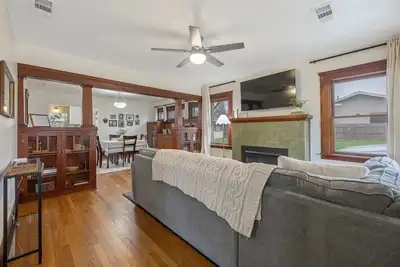 Image de Beautifully restored historic home walking distance to downtown and easy access to the 198, shopping and restaurants.