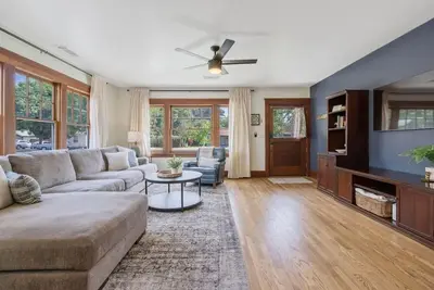 Image de 2 bed, 2 bath, historic beauty, walk downtown