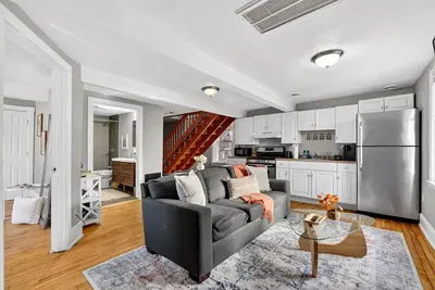 Image de Walk to Brady St, 2-story upper flat, Sleeps 7!