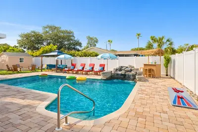 Image de 4br Heated Pool 8min to beach+games, firepit, tiki