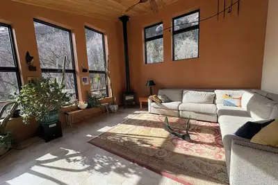 Image de Secluded and Custom Mountain Home. 15 minutes to down town.