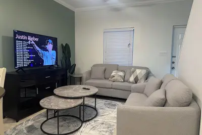 Image de \nModern 2br / 2. 5ba Townhome • Private Baths • Ideal for Short or Extended Stays