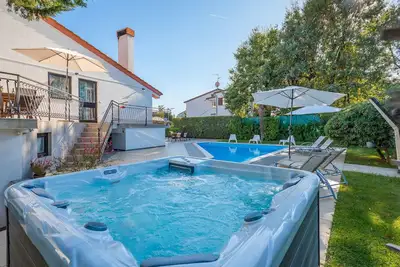Image de Villa avec piscine et bain à remous