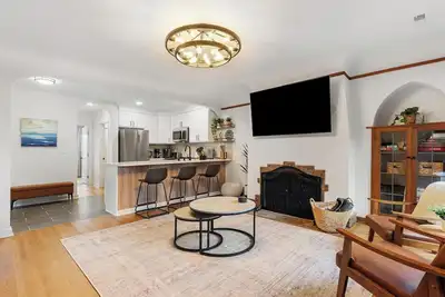 Image de Eastlake Retreat with View and Parking!