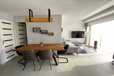 Image de Appartement de vacances avec piscine, jacuzzi et sauna directement au bord de l’eau