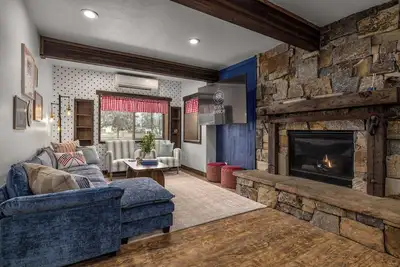 Image de River's Ranch - Riverfront with Hot Tub & Theater