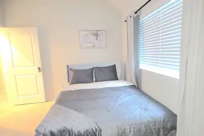 Image de A Cozy 4 Bedroom Home away from Home — Book a Private Room or the Entire House.