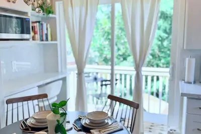 Image de New - modern comfort, remodeled, A/C, free parking