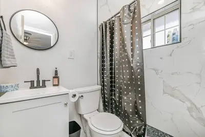 Image de Central 3 Blocks off Hwy i-40, Spacious home, quiet neighborhood, clean