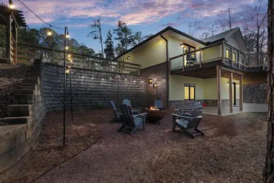 Image de Lake House + Firepit + Game Room + Chef's Kitchen + Lakefront Cove