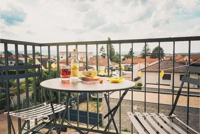 Image de Appartement cosy et spacieux à Roanne dans une résidence calme.