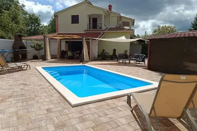 Image de Maison de vacances avec piscine et barbecue