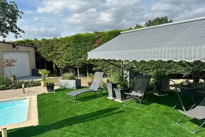 Image de Studio mansardé 50 m2 avec un espace exterieur réservé  au bord de la piscine!