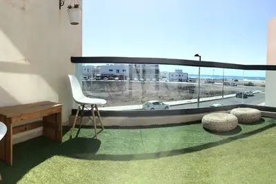 Image de Appartement en bord de mer avec piscine, vue montagne, terrasse privée et Wi-Fi