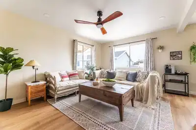 Image de Cozy and Bright Vacation Home with Ev Charging near SoFi Stadium & Lax