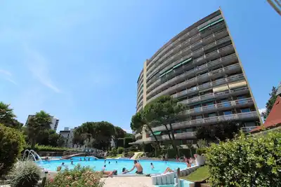 Image de Appartement de vacances avec piscine et vue sur la mer