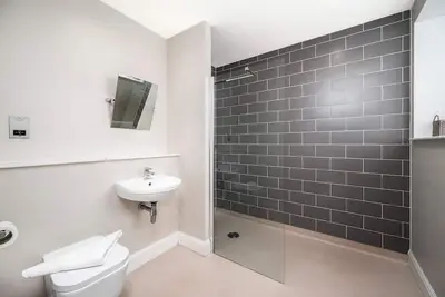 Image de Burnside Hideaway is a stylish two-bedroom, two-bathroom property located in the heart of Dornoch. Finished with a modern design while retaining a comfortable, welcoming feel, it offers the perfect home-away-from-home for guests.