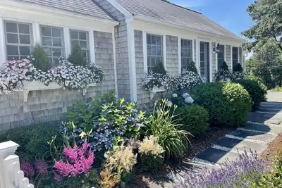 Image de Experience the charm of a beautiful seaside cottage just steps from Ridgevale Beach!