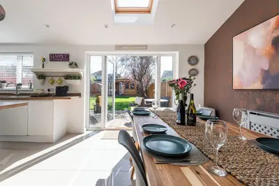 Image de Stylish Cheltenham Home, 4 Bed, Garden & Parking