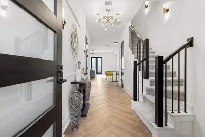 Image de Stylish Gated 4BRHome w/ Ev Charger & Garage-Near Medical & Downtown
