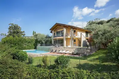 Image de Villa Loncrino : Villa exclusive avec piscine privée, jardin et vue lac à Torri del Benaco