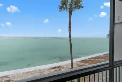 Image de 2 bedroom, 2 bath direct Bayfront condo
