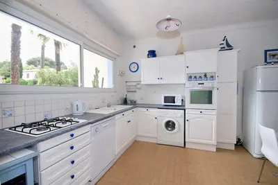 Image de Villa indépendante avec jardin clôturé de 1 a 8  à 100 m à pieds de la plage.