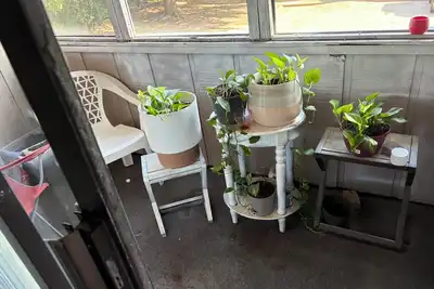 Image de \n\nBright and cozy 1-bedroom with living room queen sleeper sofa, sleeps