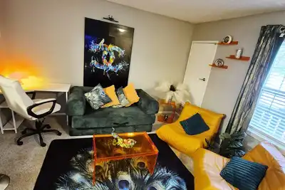 Image de Stylish Cozy 1-bedroom with Office space in delightful Dearborn private entrance