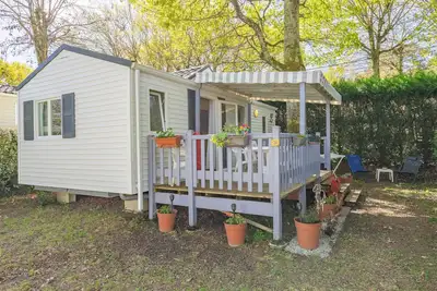 Image de Mobil-home « À 5 mn de la plage » avec piscine partagée et terrasse privée