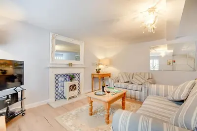 Image de Central Traditional Carpenters Cottage with Parking