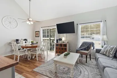 Image de Fall Creek Farmhouse For 6
