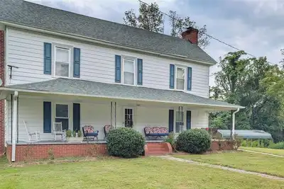 Image de Fabulous 3-bedroom farmhouse minutes from Hanging Rock State Park