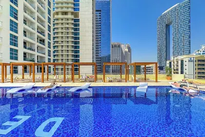 Image de Stylish Studio with Stunning Canal View