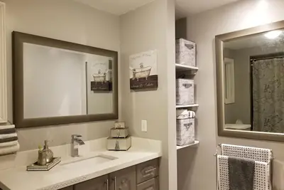 Image de Backs into Ravine & green space