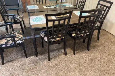 Image de Stylish One-Bedroom Haven • Sleeps 4 • Fireplace, Patio & Free Amenities