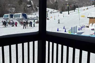 Image de Ski In/Out condo close to everything with modern kitchen, balcony and views