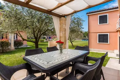 Image de Appartement confortable à Umag avec piscine.