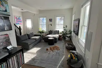 Image de Luxury Boston Base · 2 Suites · 2 Baths · Red Line · Parking · Davis Square