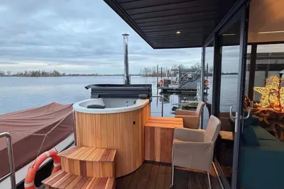 Image de Exclusive Houseboat 12 x 5 m with sauna and hot tub
