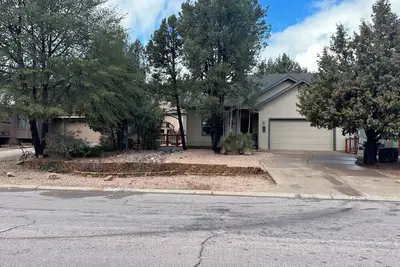 Image de This is a beautiful 3 bedroom, 2 bath cozy, cabin style home.