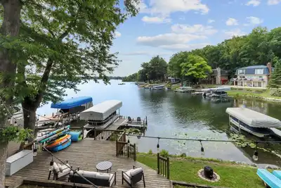 Image de Lakefront 3br Home with Private Pier Near Lake Geneva Book Summer Now