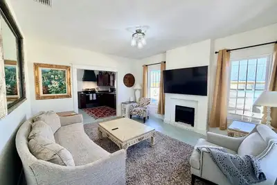 Image de Charming In-town Bungalow