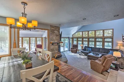 Image de Hot Tub Retreat with Deck, Bikes and Sharc Passes