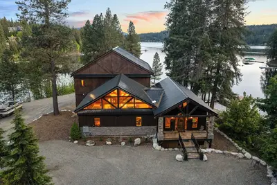 Image de Stunning Lodge on 500 ft Waterfront♦7br-Sleeps 21♦Spa&Dock♦Reunions&Small Events