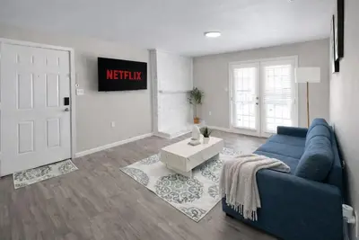 Image de Bright Addison Apt with Pool, Gym, Free Parking