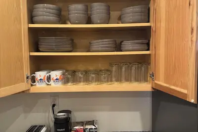 Image de Sunnyside Serenity Bunkhouse - your perfect adventure hideaway.