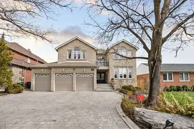 Image de Multi-Story Luxury Home + Private Backyard